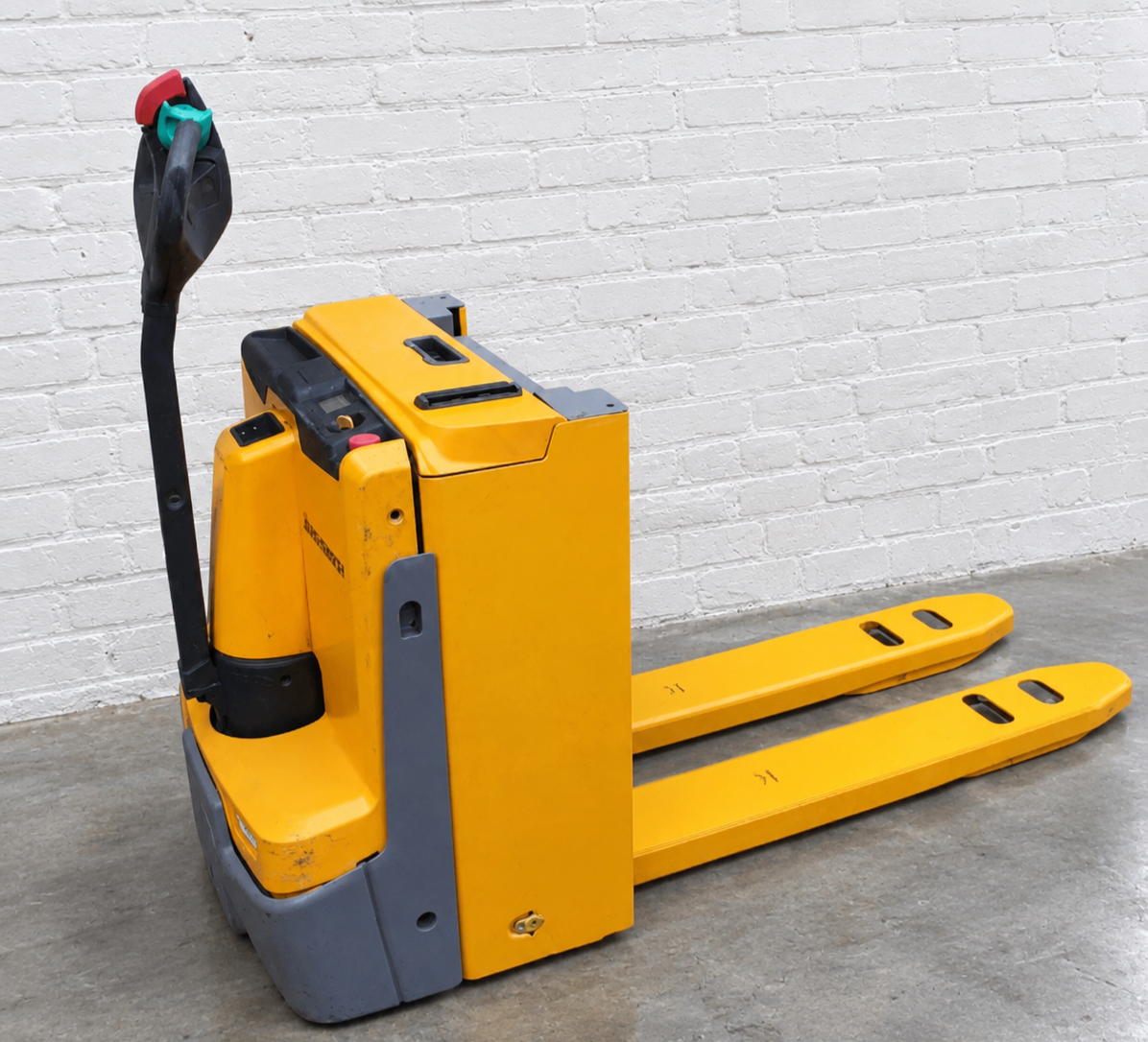 TRANSPALETA ELECTRICA CON ELEVACION HORQUILLAS